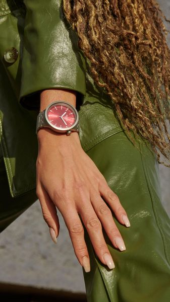 Swatch SCARLET SHIMMER SB07S104G Unisex horloge Swatch SCARLET SHIMMER SB07S104G Unisex horloge