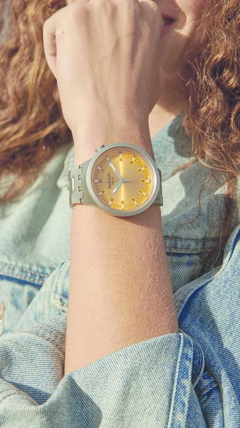Swatch AMBER SHEEN SB07S103G Unisex horloge Swatch AMBER SHEEN SB07S103G Unisex horloge