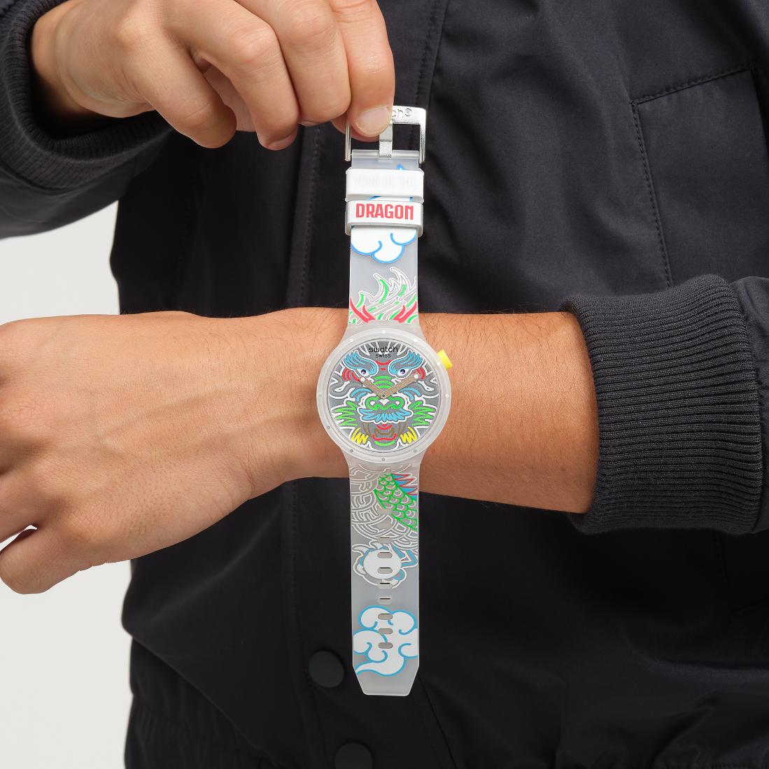 Swatch YEAR OF THE DRAGON: DRAGON IN CLOUD SB05Z102 Reloj unisex Momento Estelar de Diseño