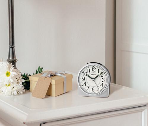Seiko Clocks QHE198S Montre de table Avec alarme