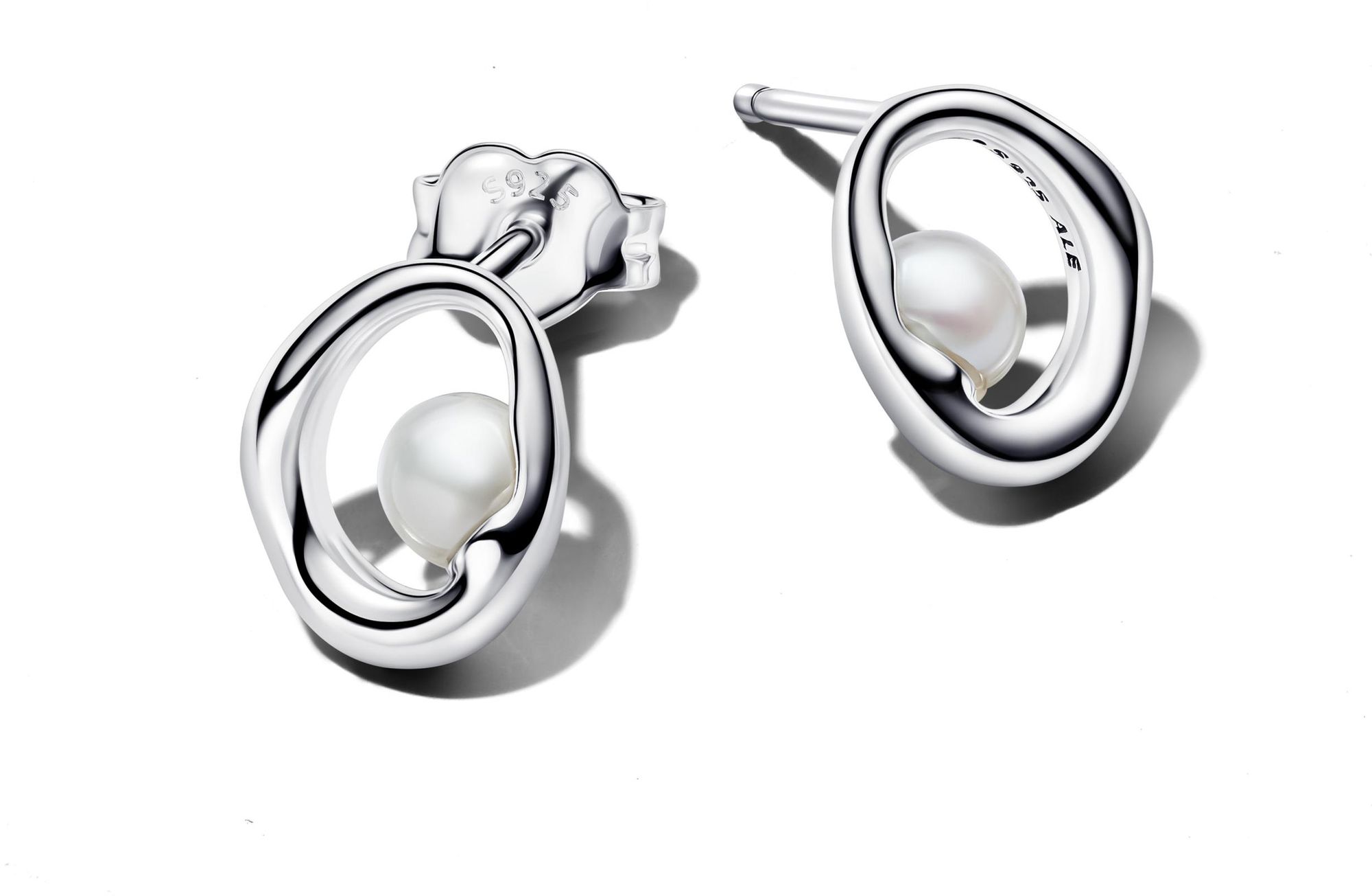 Pandora Organically Shaped Oval & Treated Freshwater Cultured Pearl Stud 293295C01 Boucles d'oreille Pandora Organically Shaped Oval & Treated Freshwater Cultured Pearl Stud 293295C01 Boucles d'oreille