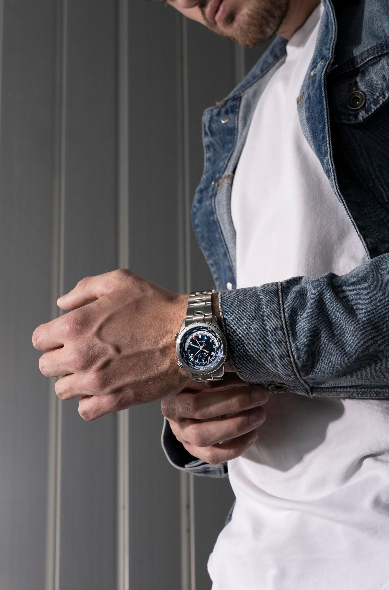 Alpina Geneve Pilot Quartz Worldtimer AL-255N4S26B Orologio da polso uomo Alpina Geneve Pilot Quartz Worldtimer AL-255N4S26B Orologio da polso uomo